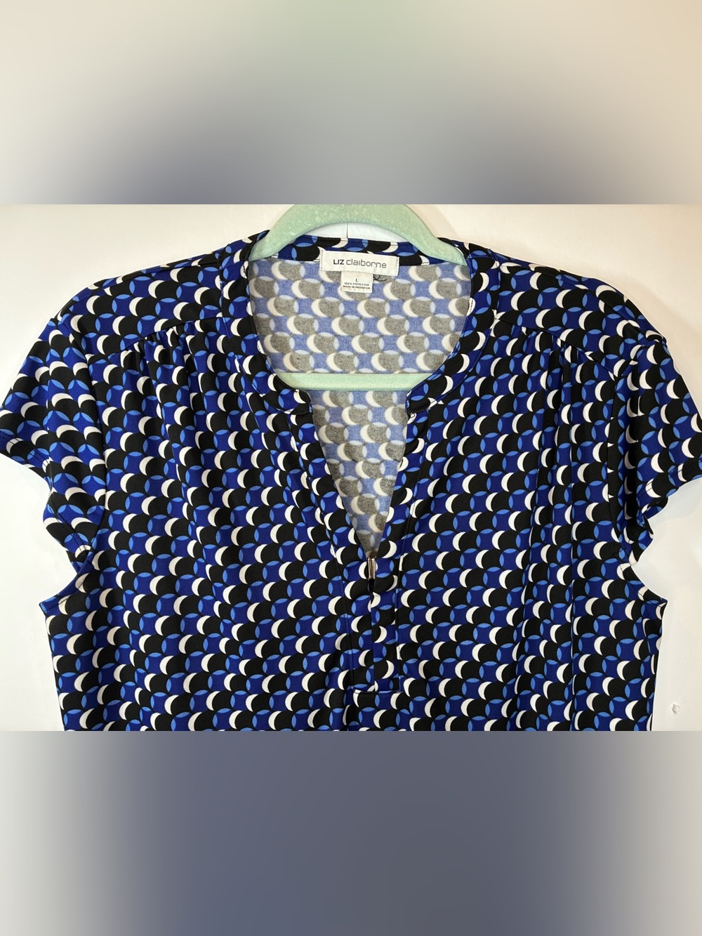 Liz Claiborne Blue Black Geometric Print Split Neck Blouse Size Large - Picture 2 of 4